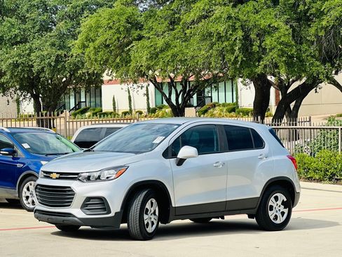 Used 2019 Chevrolet Trax LS w/ Tint and Cruise Package FWD image 3