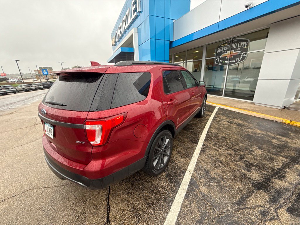 Used 2017 Ford Explorer XLT w/ Equipment Group 202A AWD/4WD image 5