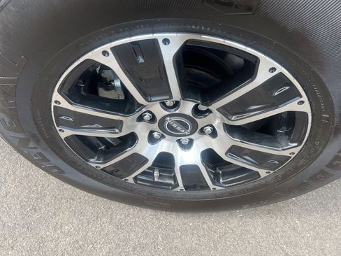 Used 2024 Nissan Titan SV w/ SV Convenience Package image 41