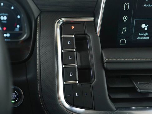 Used 2023 GMC Yukon SLT w/ SLT Luxury Package image 28