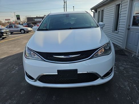 Used 2020 Chrysler Pacifica Touring w/ Cold Weather Group image 5