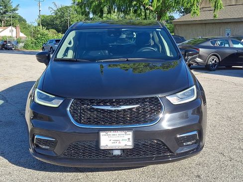 Used 2023 Chrysler Pacifica Touring-L FWD image 8