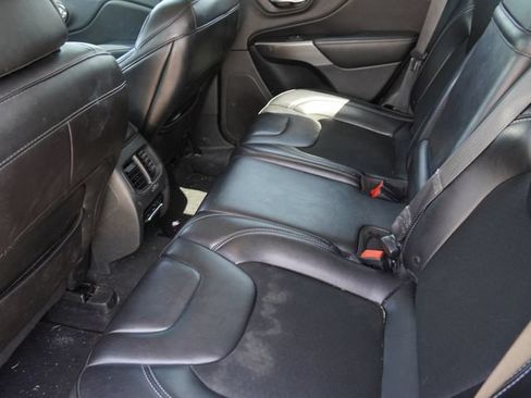Used 2019 Jeep Cherokee Latitude Plus w/ Comfort/Convenience Group FWD image 10