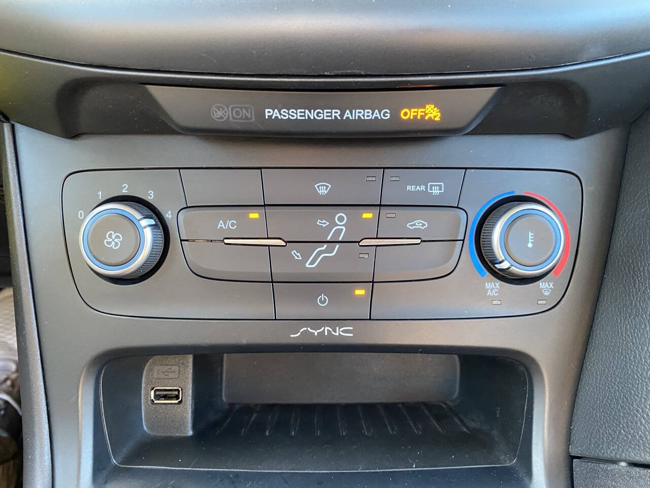 Used 2015 Ford Focus SE FWD image 30