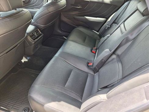 Used 2022 Lexus LS 500 w/ Accessory Package (Z2) RWD image 18