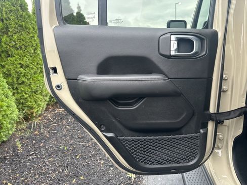 Used 2020 Jeep Gladiator Overland w/ Popular Equipment Package image 9