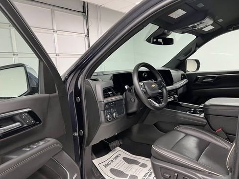 Used 2025 Chevrolet Suburban Premier image 18