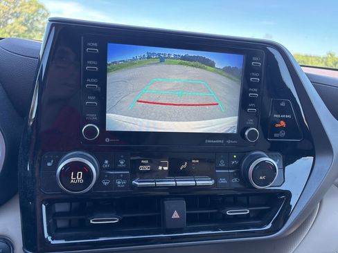 Used 2022 Toyota Highlander XLE FWD image 13
