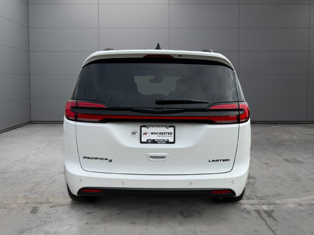 Used 2025 Chrysler Pacifica Limited FWD image 4