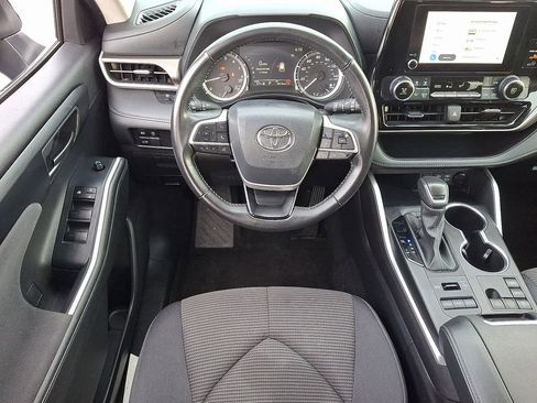 Used 2024 Toyota Highlander LE AWD/4WD image 12