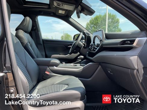 Used 2026 Toyota Highlander XSE AWD/4WD image 15