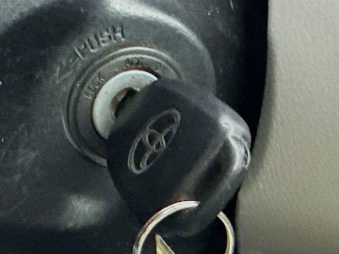 Used 2015 Toyota Highlander LE FWD image 18