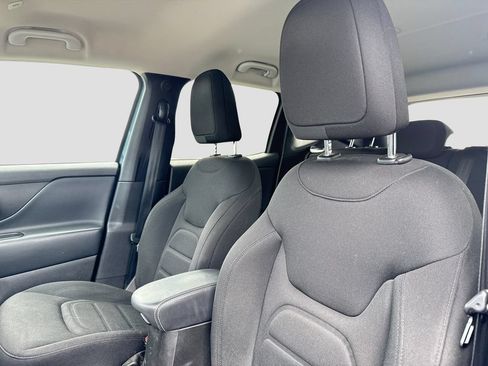 Used 2022 Jeep Renegade Latitude w/ Convenience Group AWD/4WD image 9