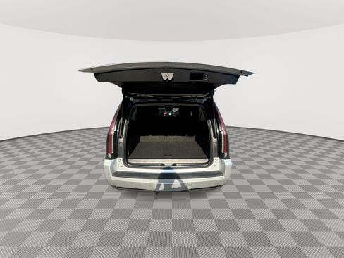 Used 2020 Cadillac Escalade ESV Premium Luxury RWD image 19