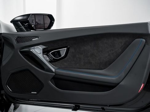Used 2022 Lamborghini Huracan EVO RWD image 38