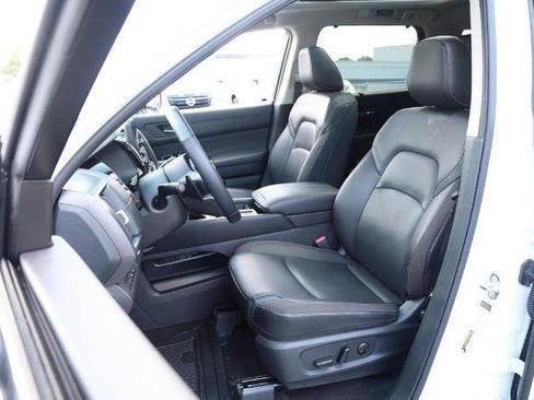 Used 2025 Nissan Pathfinder SL w/ SL Premium Package FWD image 10