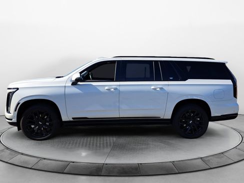 Used 2025 Cadillac Escalade ESV Sport Platinum AWD/4WD image 4