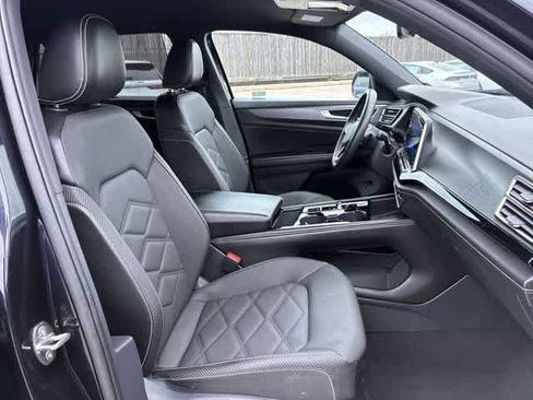 Used 2024 Volkswagen Atlas Cross Sport SE FWD image 24