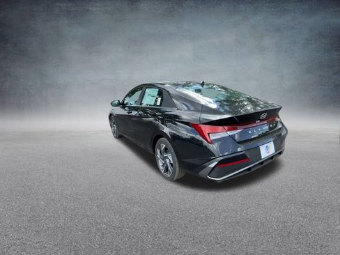 New 2025 Hyundai Elantra Limited image 17