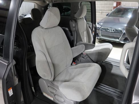 Used 2020 Toyota Sienna LE FWD image 15