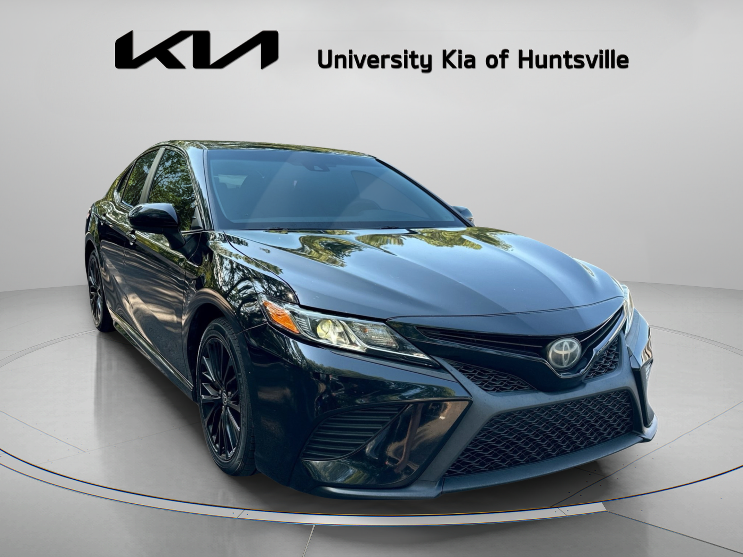 Used 2020 Toyota Camry SE FWD image 2