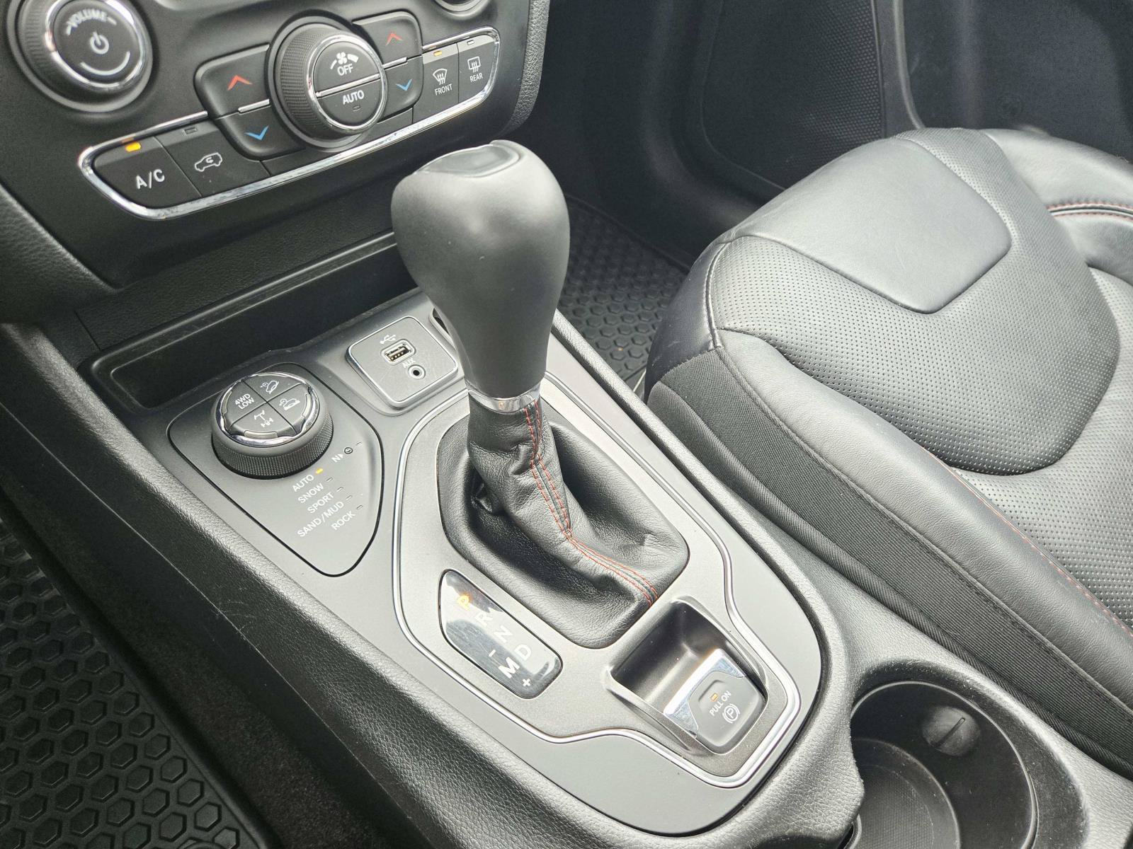 Used 2019 Jeep Cherokee Trailhawk AWD/4WD image 33
