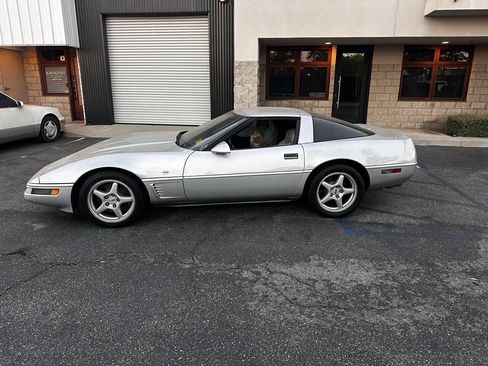 Used 1996 Chevrolet Corvette Coupe RWD image 2