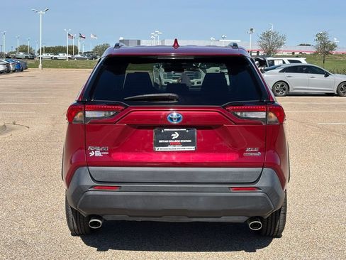 Used 2021 Toyota RAV4 XLE w/ Convenience Package image 6