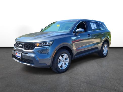 Used 2023 Kia Sorento LX image 2