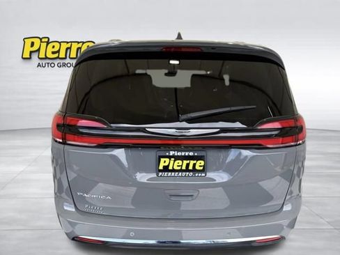 Used 2022 Chrysler Pacifica Touring-L FWD image 3