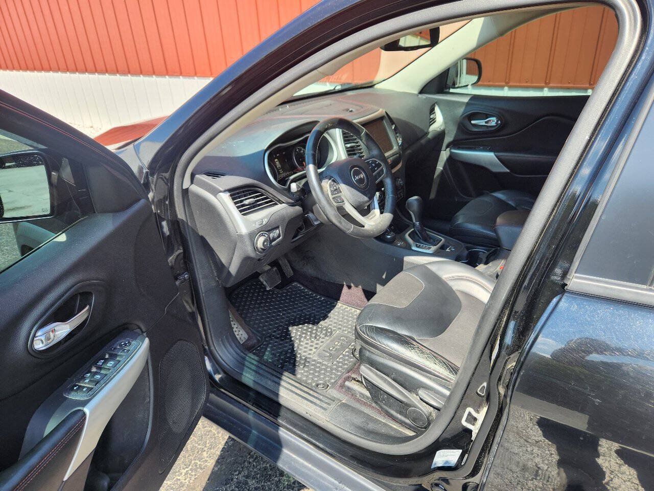 Used 2017 Jeep Cherokee Trailhawk w/ Cold Weather Group AWD/4WD image 12