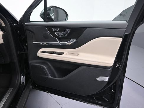 Used 2025 Lincoln Corsair AWD image 17