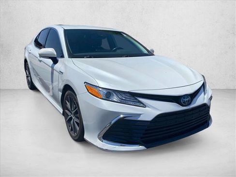 Used 2021 Toyota Camry XLE FWD image 3