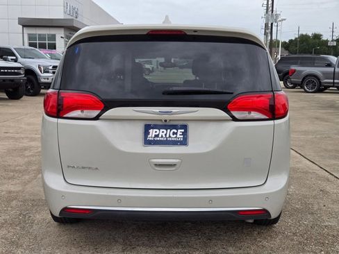 Used 2017 Chrysler Pacifica Touring Plus w/ Tire & Wheel Group FWD image 6