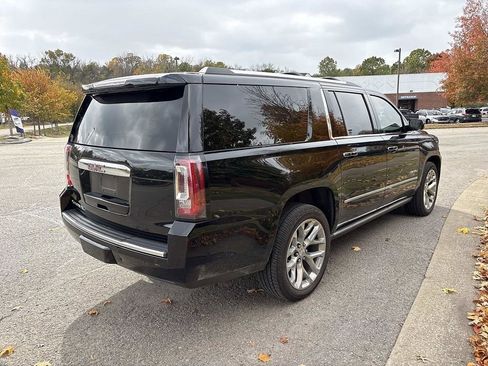Used 2020 GMC Yukon XL Denali w/ Denali Premium Package image 6