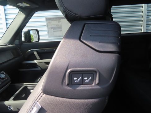 Used 2023 Land Rover Defender 90 S image 6