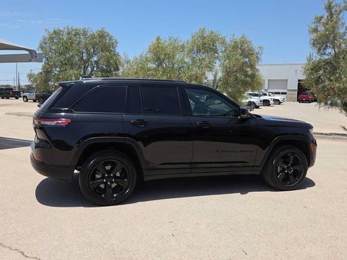 Used 2024 Jeep Grand Cherokee Altitude AWD/4WD image 9