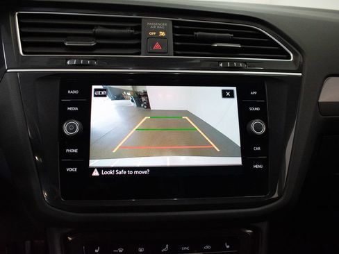 Used 2024 Volkswagen Tiguan SE AWD/4WD image 16