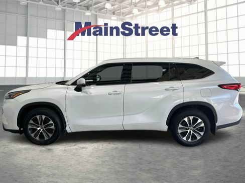 Used 2022 Toyota Highlander XLE AWD/4WD image 2