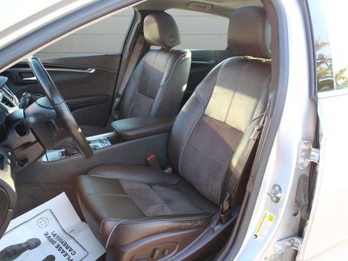 Used 2015 Chevrolet Impala LT w/ Convenience Package image 11