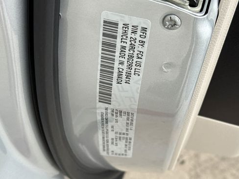 Used 2024 Chrysler Pacifica Touring-L FWD image 34
