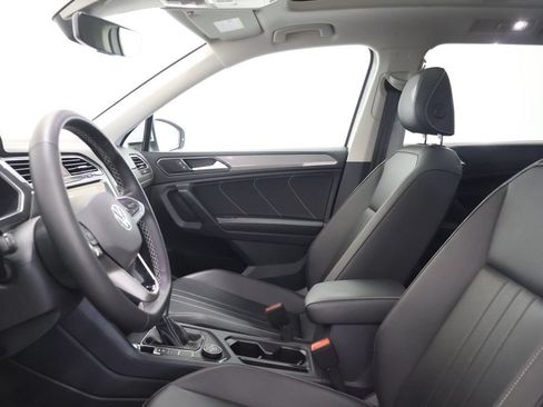 Used 2022 Volkswagen Tiguan SE w/ Panoramic Sunroof Package AWD/4WD image 13
