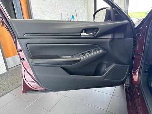 Used 2025 Nissan Altima 2.5 SV FWD image 31
