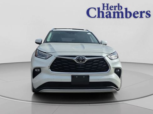 Used 2021 Toyota Highlander Platinum AWD/4WD image 2