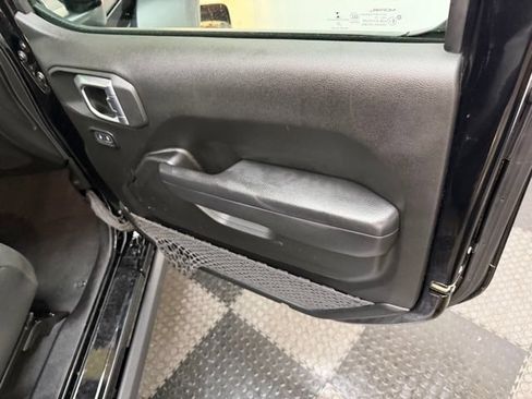 Used 2023 Jeep Wrangler Unlimited Rubicon w/ Cold Weather Group AWD/4WD image 35