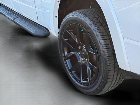 Used 2022 RAM 1500 Laramie AWD/4WD image 30