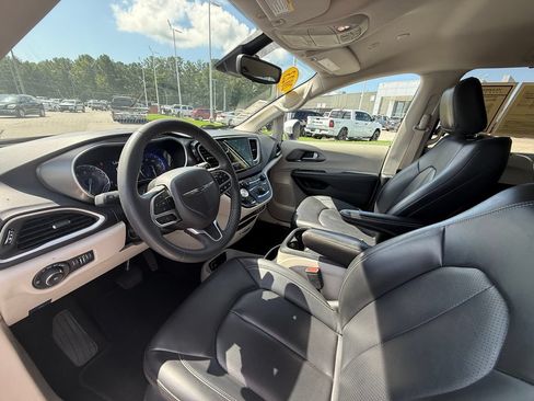 Used 2023 Chrysler Pacifica Touring-L FWD image 20