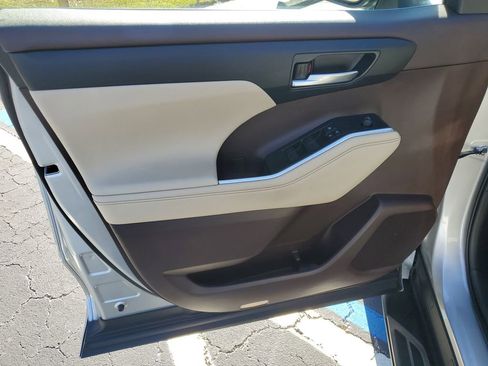 Used 2022 Toyota Highlander XLE image 25