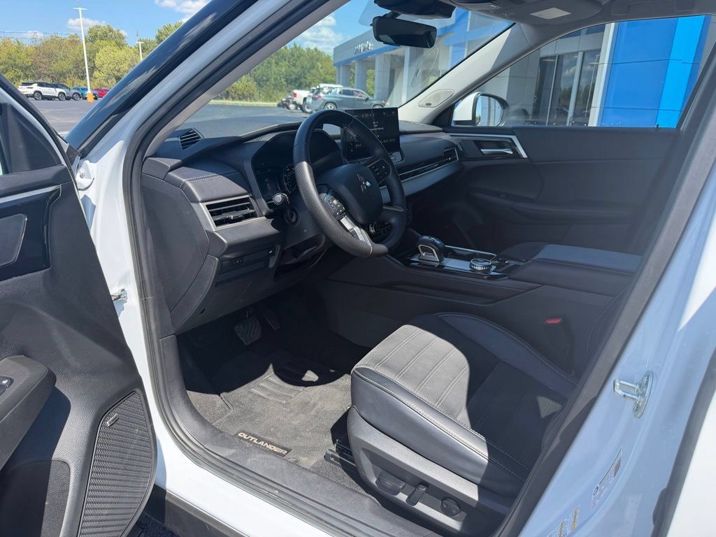 Used 2025 Mitsubishi Outlander SE AWD/4WD image 7