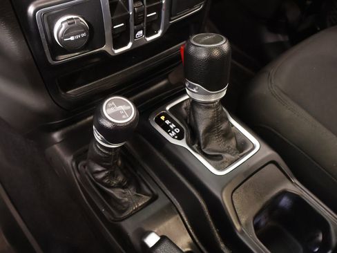 Used 2023 Jeep Gladiator Willys image 8